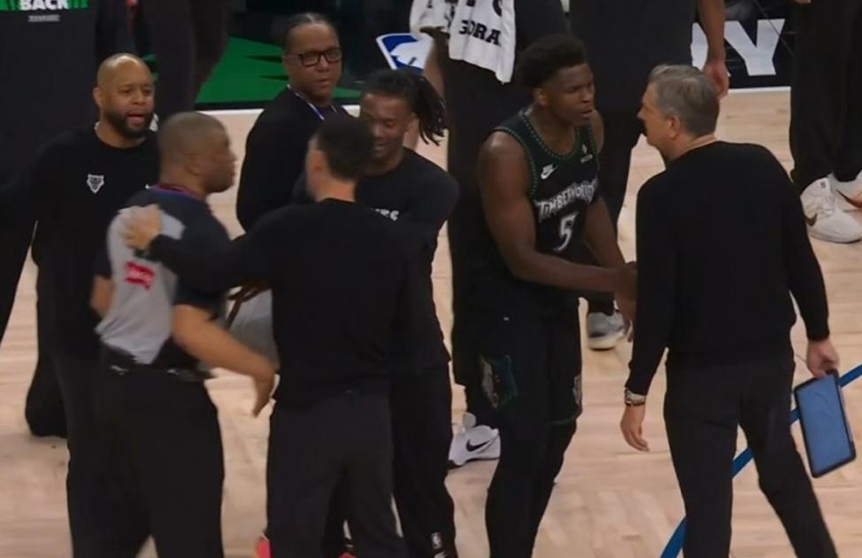 把裁判骂急眼后，芬奇什么事都没有安然离开。自从NBA执行“零容忍”政策以来，还没