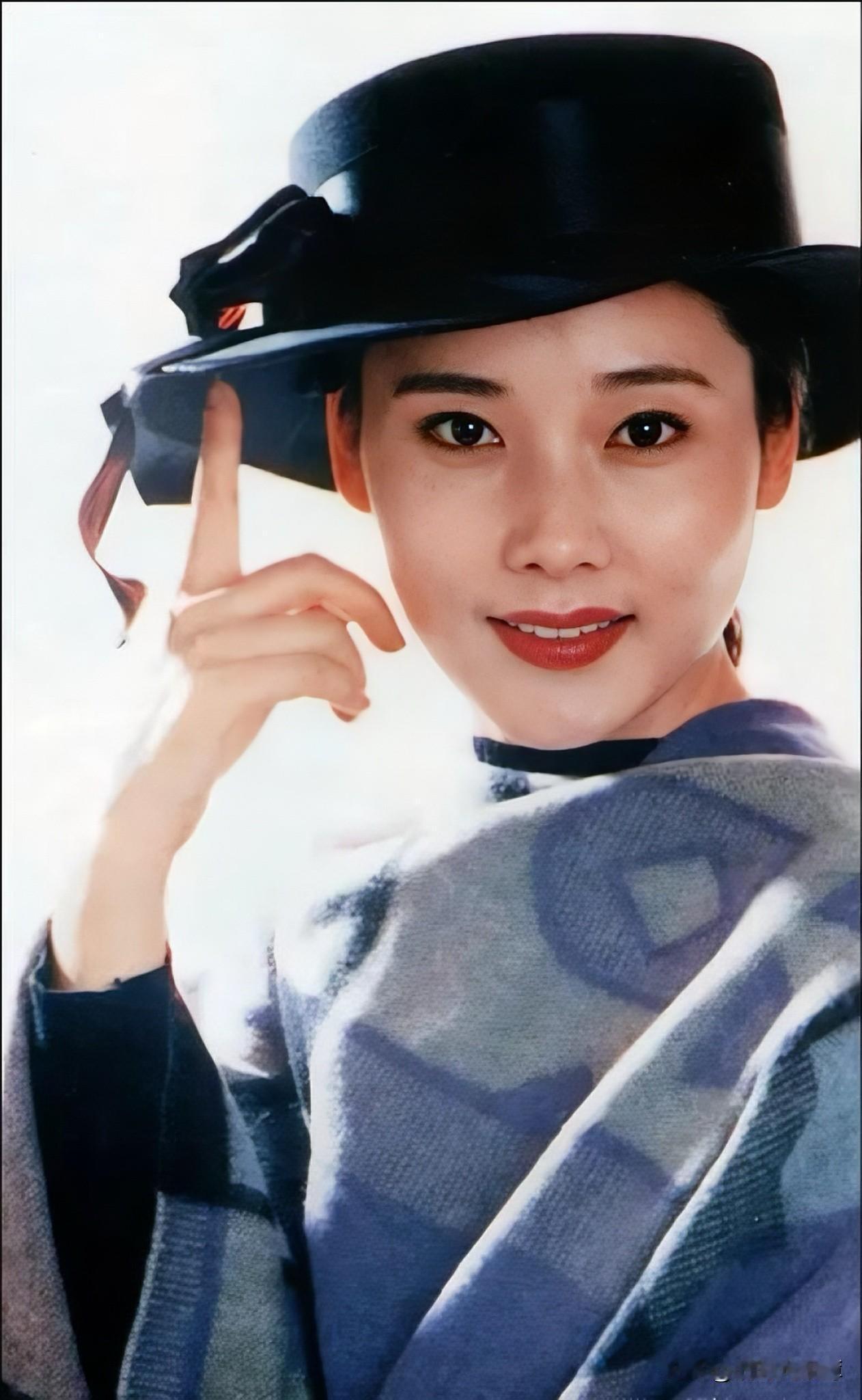 在网上从没看见过她的丑照，一张都没有～～何赛飞真的太美，根本不需要什么特别的化妆