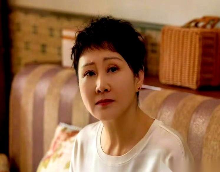 深夜，张凯丽的社交账号突然炸了。没有文案，没有配图，就是一句话连着六个“加油”