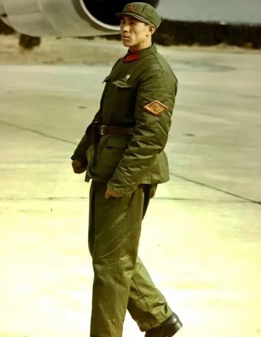 这是1972年尼克松访华时，一名卫兵在专机旁巡逻，他身穿军装，眼神坚毅，一看身体