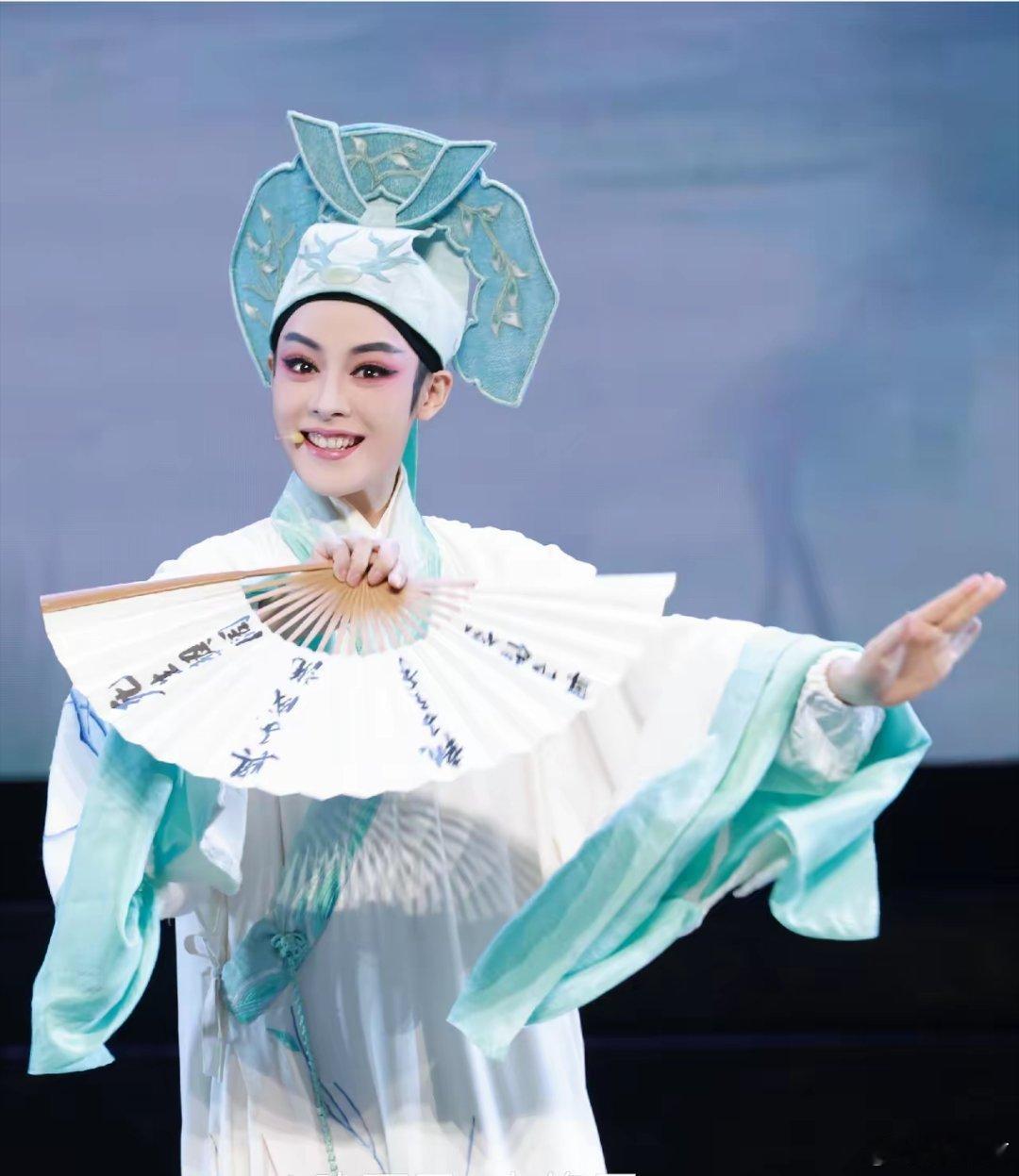 陈丽君台湾巡演人气大爆陈丽君携《我的大观园》登陆台湾巡演，现场直接被粉丝挤爆，人