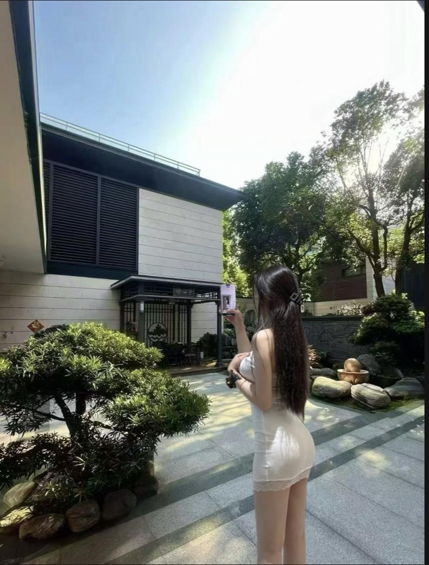 昨天深圳某半导体上市公司的老板的四合院院别墅狂降3000W砸盘了，今天看房的客户