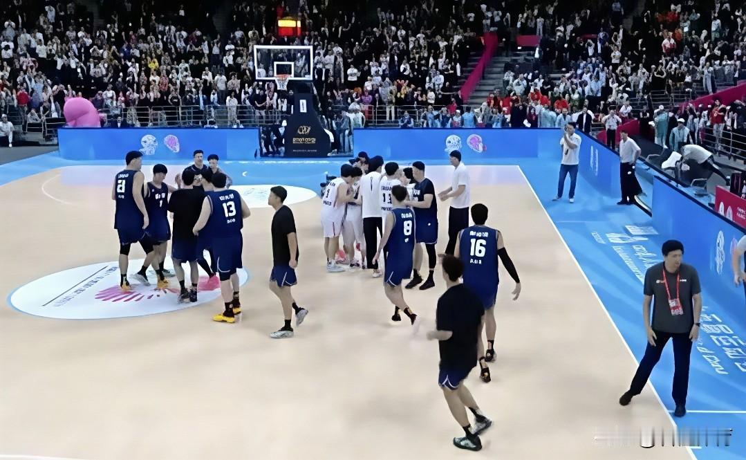 看到浙江球员向杜锋鞠躬这一幕，还是非常令人动容的，别看杜锋在网上被一些球迷说的风