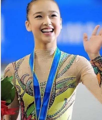2002年首尔的一场婚礼上，韩国体操名将许昭英的母亲全程黑脸、眼角带泪，父亲更是