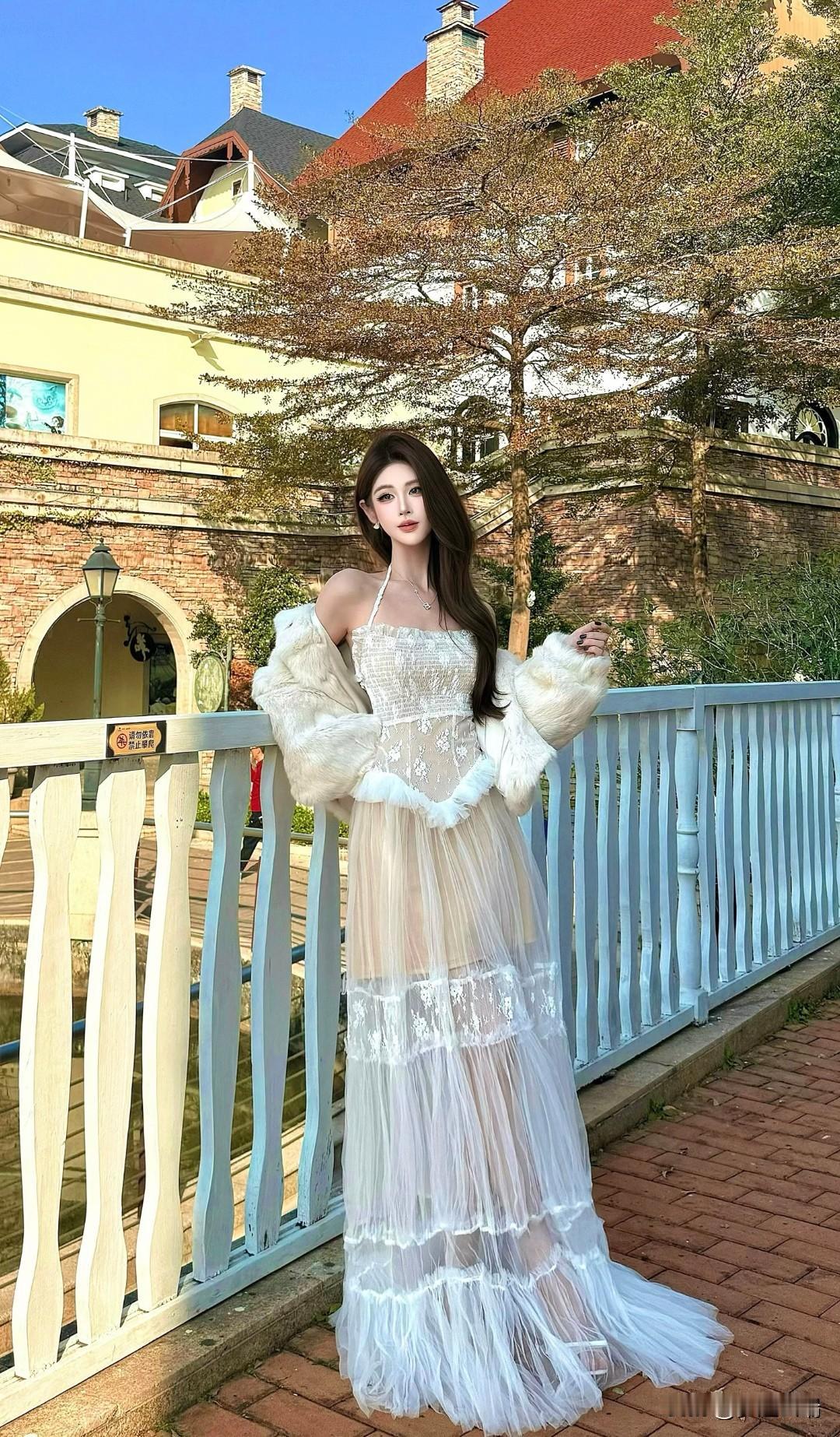 梦幻白色蕾丝裙，优雅气质满满。