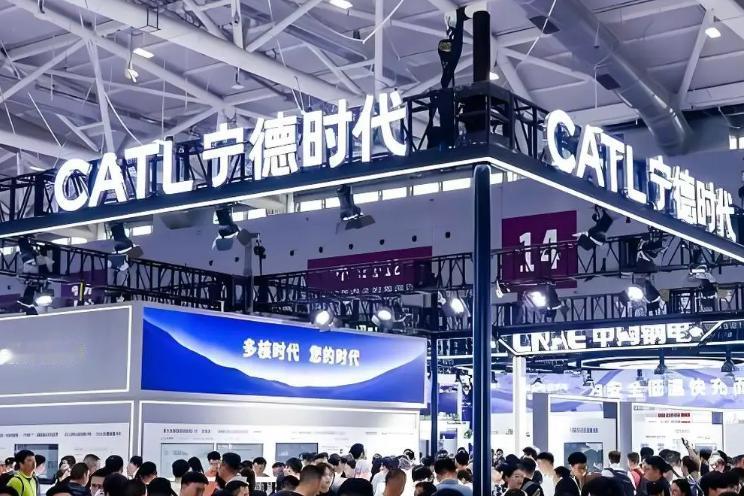 胡锡进又开炮了。“强烈建议宁德时代反思与车企的关系”，一个不持股的媒体人，对