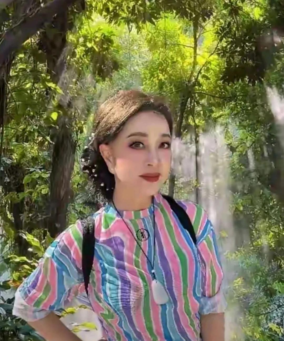 75岁的刘晓庆衣着靓丽，发型精致，浓妆艳抹，朱唇粉面，依旧风姿绰约，魅力十足哈，
