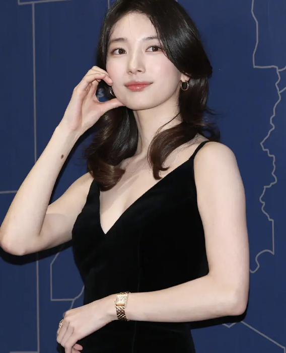 裴秀智一袭<em>黑丝绒</em>长裙现身活动，红毯美背闪耀全场