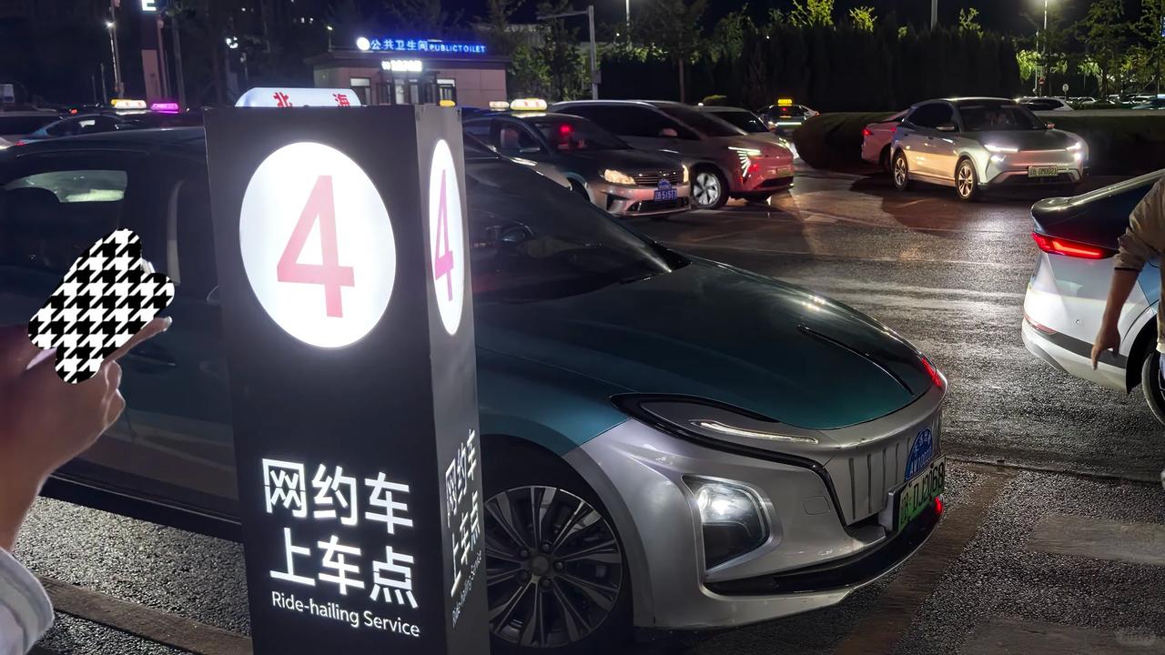 上周去大连出差，打了一辆网约车。路上闲着，就跟司机聊了几句，问他现在跑网约车怎么