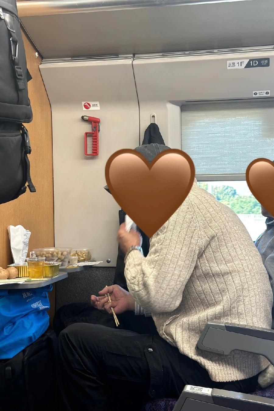 今天出差,动车上认识一个北京土著大哥,65年生人,年轻时有过一次短暂的婚姻,无儿