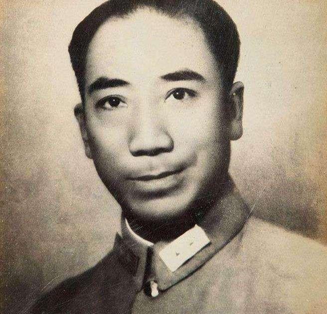 历史缝隙里藏着多少惊心动魄的暗流？1938年延安窑洞里飘出的那缕青烟，差点整个棋