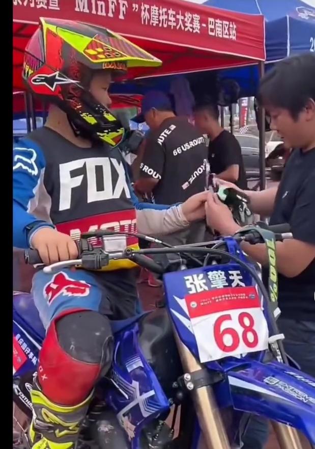 世界摩托车越野锦标赛MXGP上海站火热开赛，14岁的张擎天迎来自己的国际赛事首秀