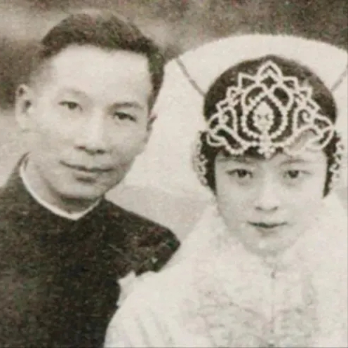 1935年，孙中山之子孙科对“苗王公主”蓝妮一见钟情。此时蓝妮已是三个孩子的妈，
