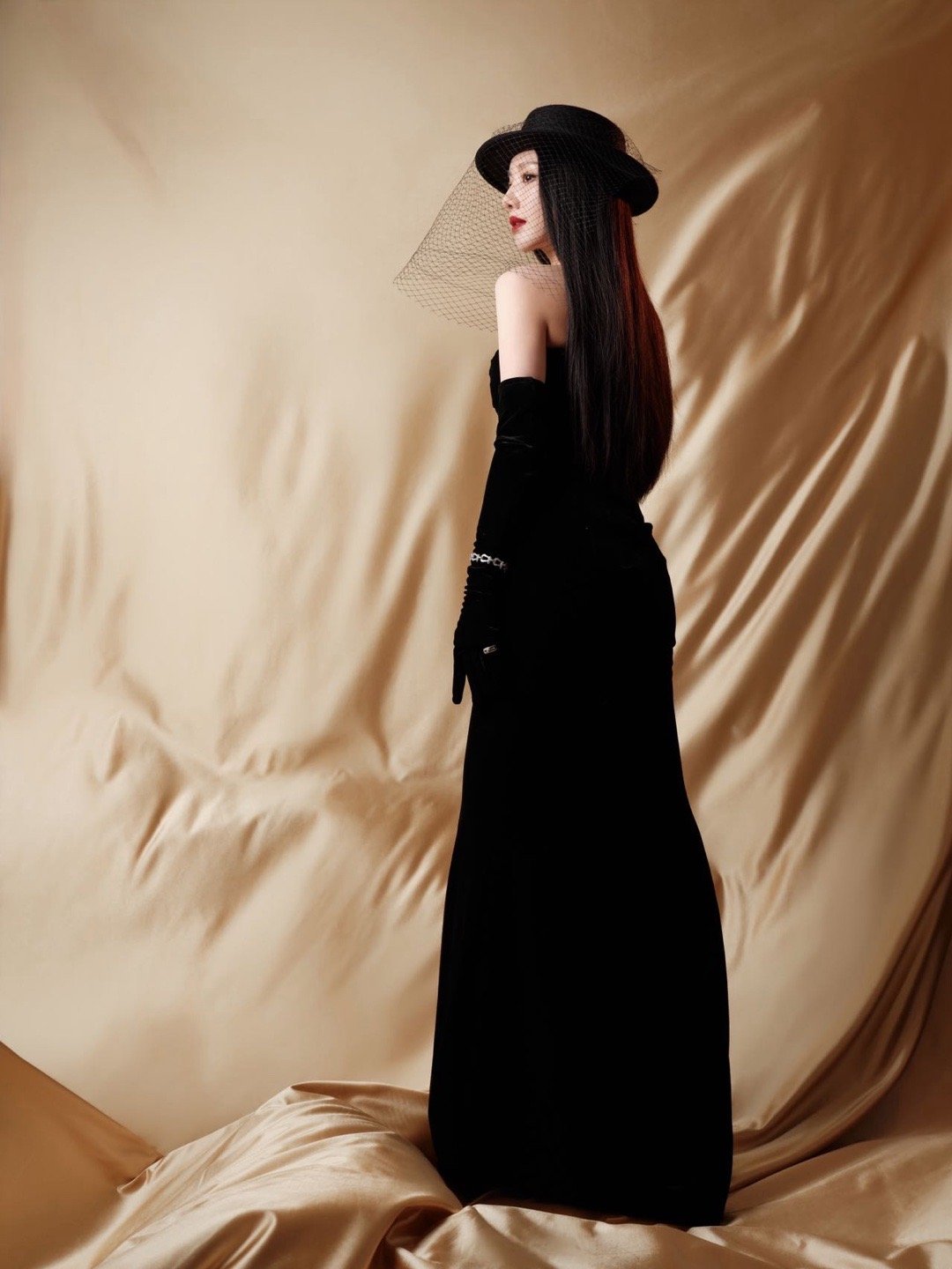 王鹤润英气女伯爵时尚芭莎珠宝年度盛典从出发图就开始帅！王鹤润这身黑丝绒造型，从