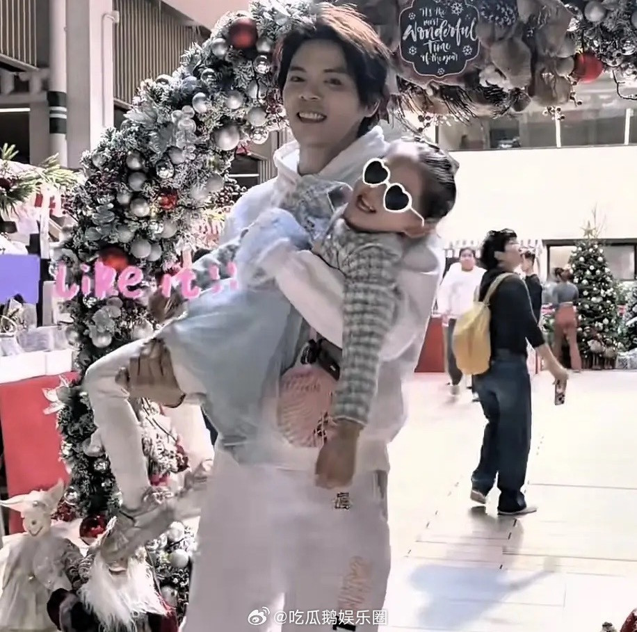 向佐抱着5岁女儿逛街，Cora在爸爸怀里笑得好开心，下楼梯也不愿意撒手，成了向佐
