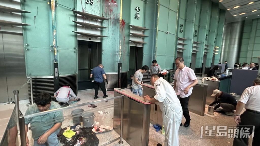 今天上午10点多，一名男子先去大埔买了三罐红色油漆，而后去到中环长江中心接待处，