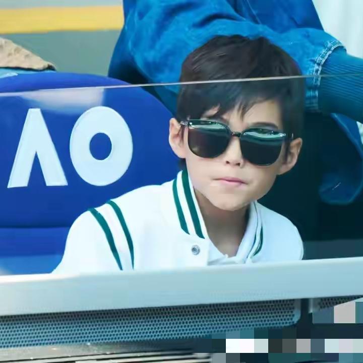 事实证明，周杰伦的基因还是比昆凌强大。近日，周杰伦一家又去看高端运动网球比赛了