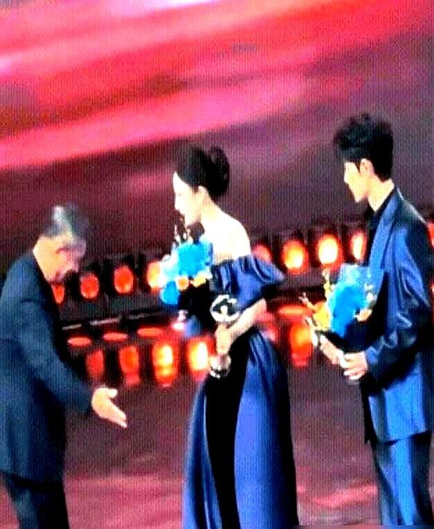 曹国伟当众抬脚，踢向了杨幂的拖地长裙。视频里看得很清楚。他示意杨幂站中间，