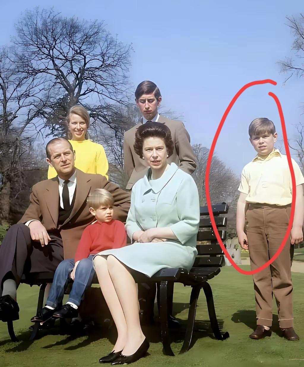 安德鲁，似乎永远是那个“局外人”！虽说英女王最爱他，但在王室、在兄弟姐妹、甚至