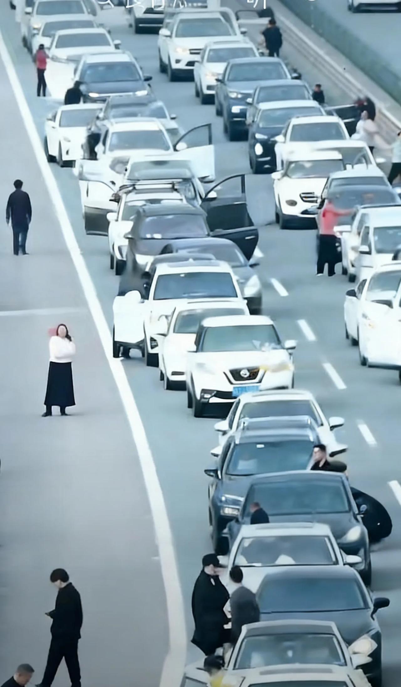 高速堵得一动不动，小伙随手点外卖，没想到骑手真送到了！2026年2月14日，