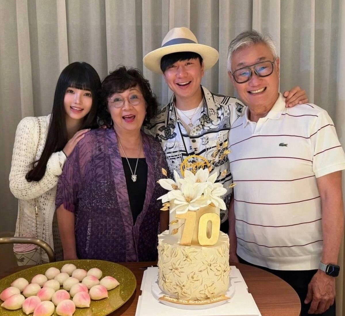 假千金真网红？网扒林俊杰女友七七家底！超狂财力确实不假。林俊杰在妈妈70岁生