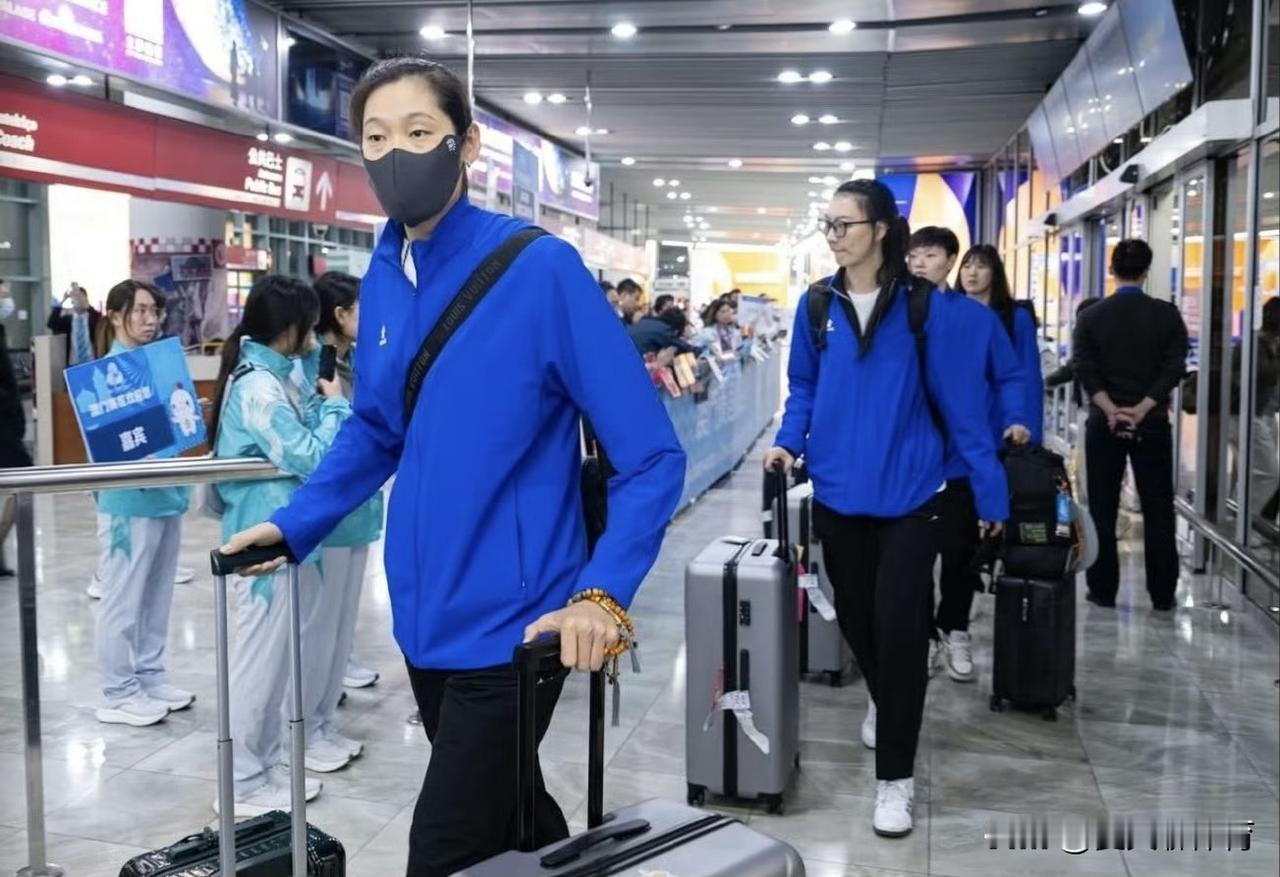 朱婷已经抵达澳门！下午的时候朱婷跟随河南女排大部队就已经抵达，晚上就已经去参加澳