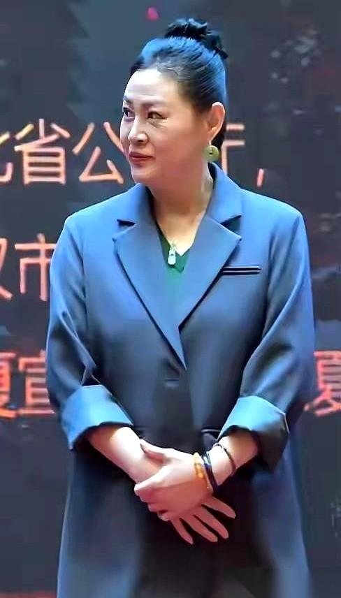 刷到这张照片我愣了三秒。底下评论区一堆人喊：“我的天，她怎么胖成这样了？”“脸