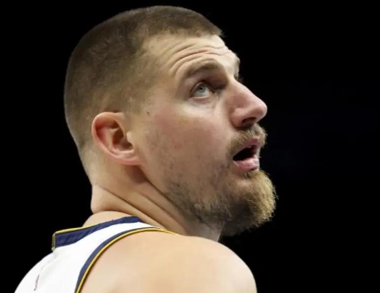 39:61！这是正常的掘金？？？掘金真的是自掘坟墓，被狼崽子打爆了！半场尴尬