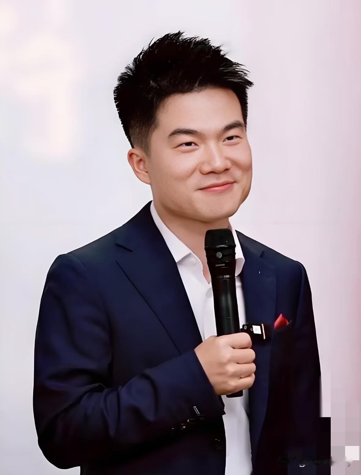 董宇辉这“导演瘾”藏不住了，关键是还真有点东西！别人当导演容易急眼摆谱，他倒