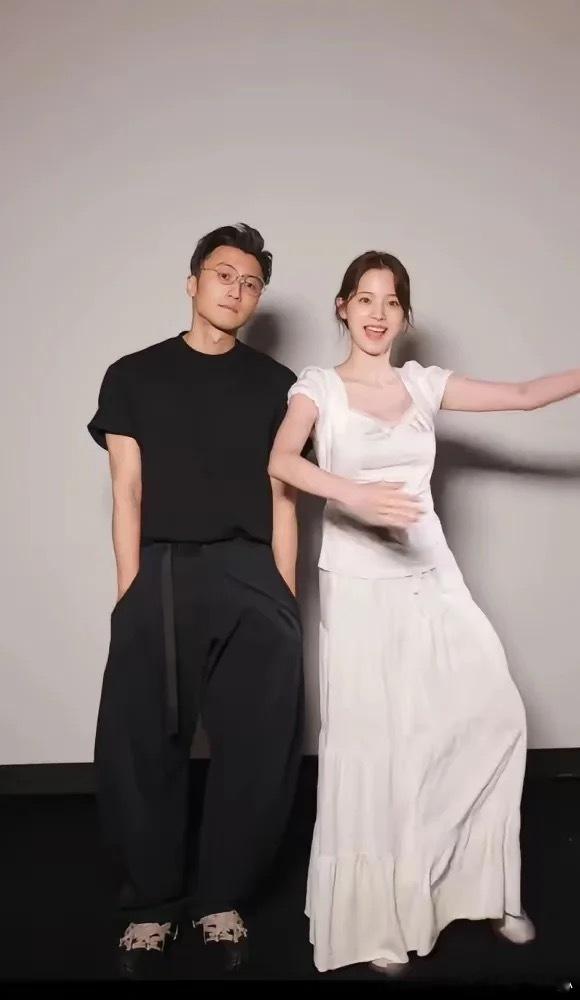 怕王菲看，两手像被绑架了一样