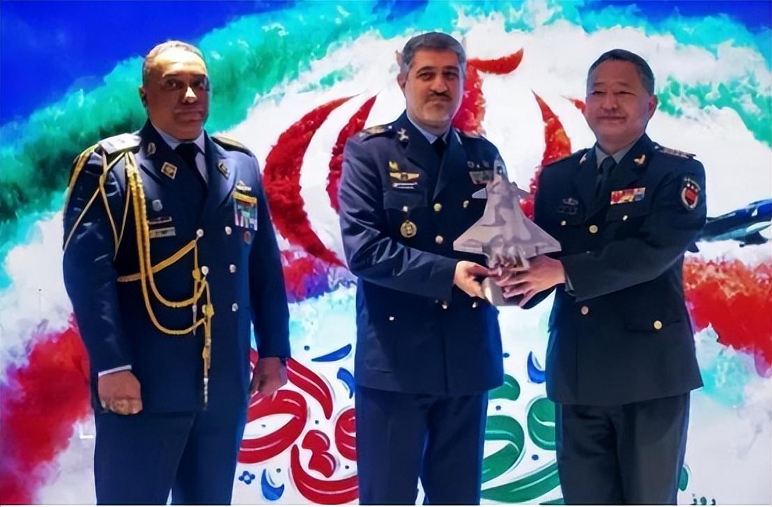2月8日，伊朗空军节纪念活动上，中国驻伊朗武官现场送给伊朗空军司令一架歼-20的
