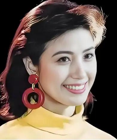 51岁那年，吴玉华抱着刚出生的龙凤胎，儿子5斤2两，女儿4斤8两。 医生说她