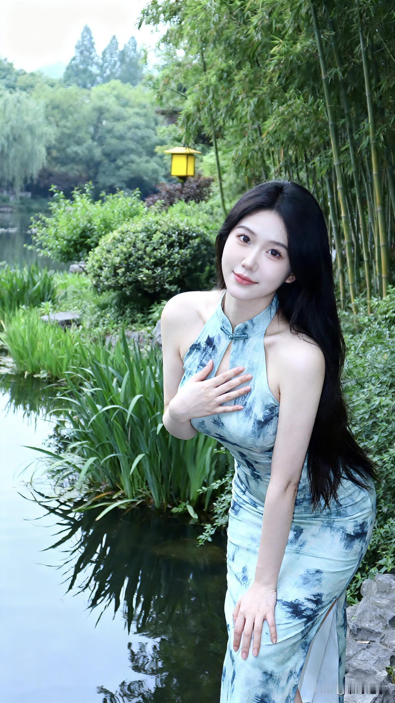 你看这水墨蓝的料子，配着园林的湖光竹影，后背露得刚好，开叉也衬得曲线绝了——既不
