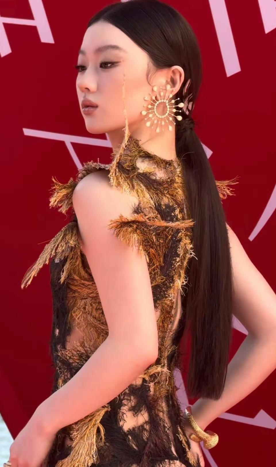 单依纯这次终于穿对了！太高级了，李健看了都无话可说啊，这套礼服和妆造，加上