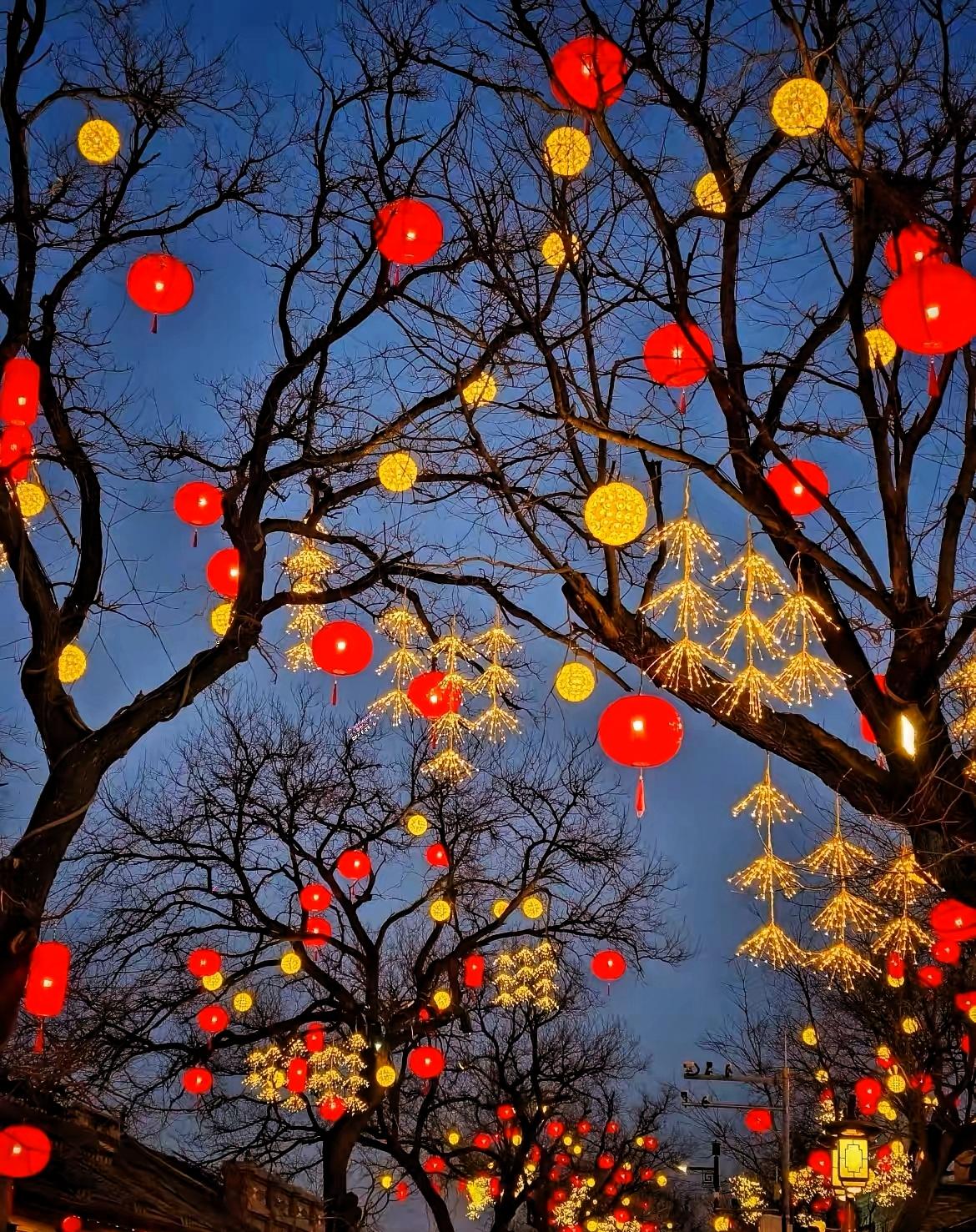 “某教师因为没同意学生课堂请假上厕所，学生不小心尿裤子了，被家长举报;又有学生课