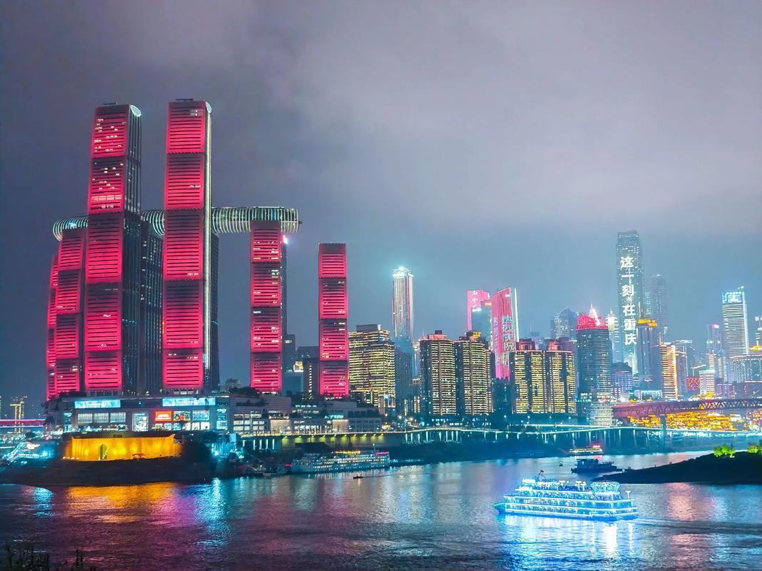 谁能想到，重庆这座靠着火锅和夜景火遍全网的网红城市，背地里竟是个硬核到骨子里的工