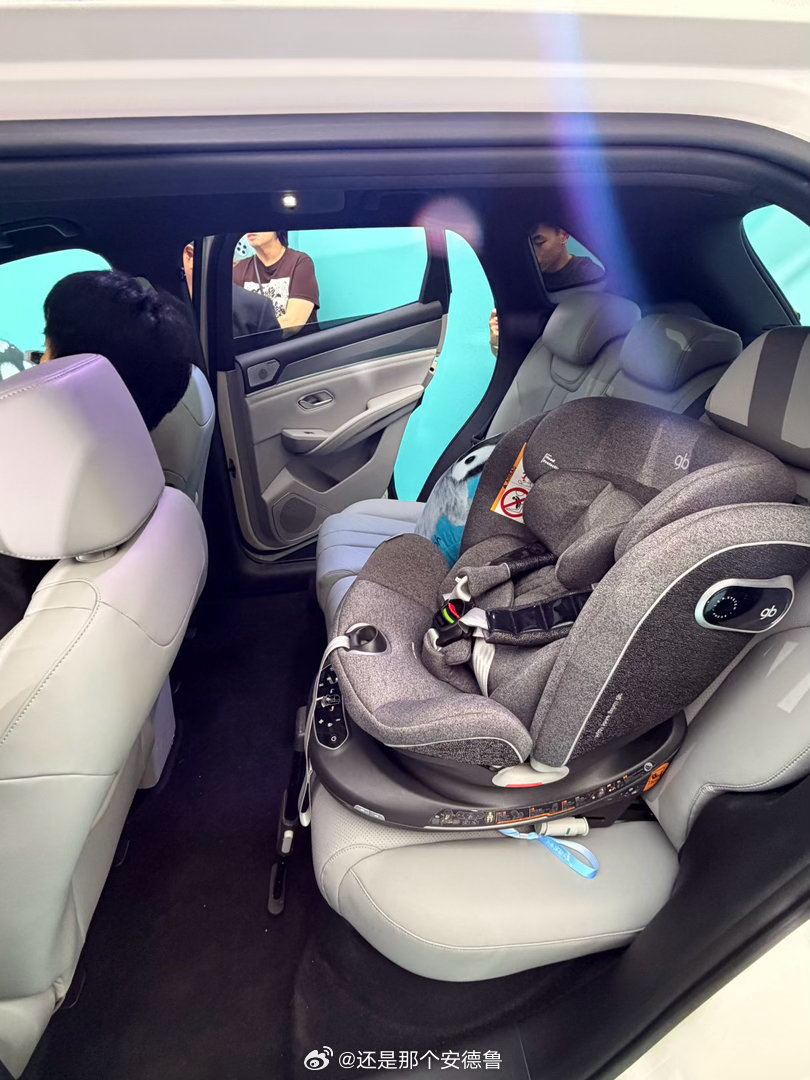 比亚迪宋UltraEV正式上市，售价15.19万元-17.99万元。新车搭载第