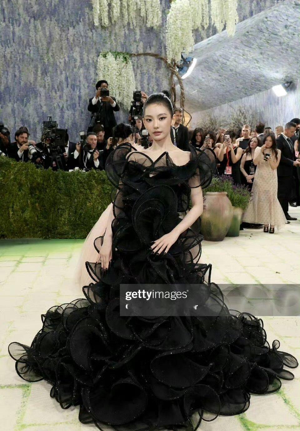Lisa和宁艺卓坐一辆车离开，真是意想不到。俩人认识吗？想想宁最近在ins上……