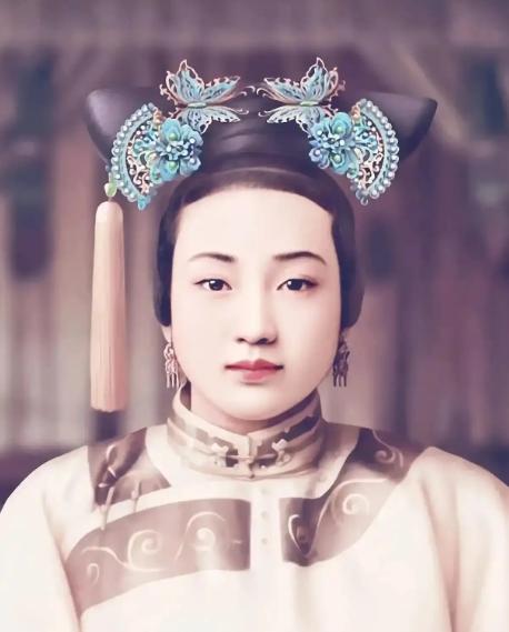 1894年，几名太监把珍妃抬起来，放到行刑的板凳上，两个太监走过来把她外面的衣服