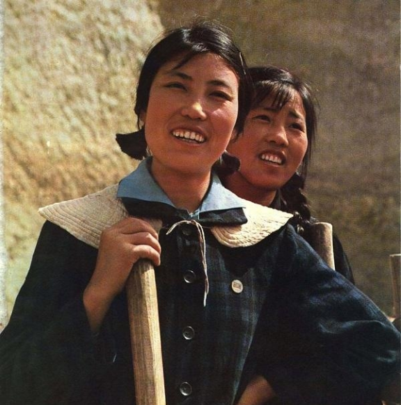 郭凤莲是陈永贵的副手，是著名的大寨铁姑娘队队长。1980年被免去职务，今年76岁