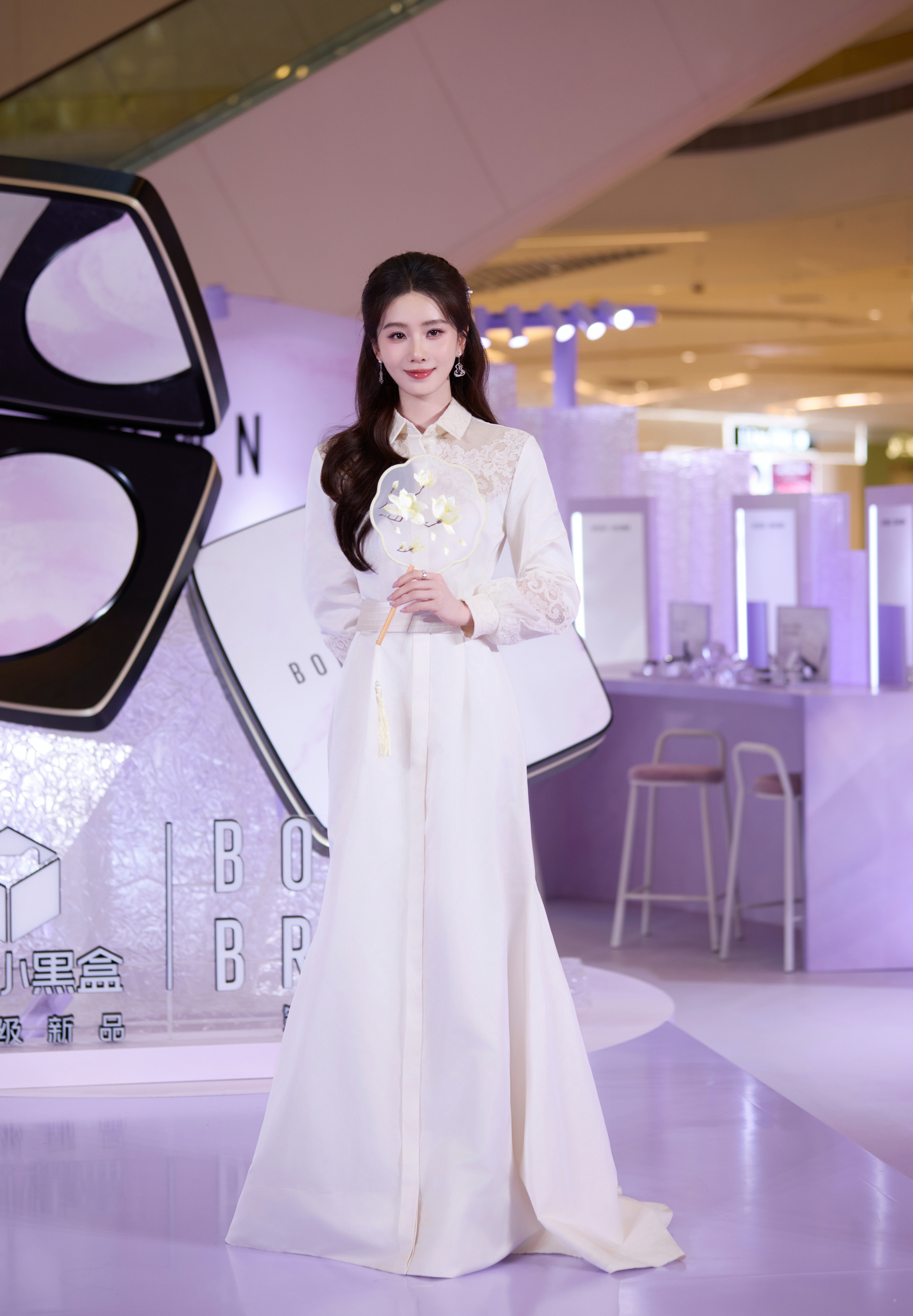 刘诗诗赴约春日姑苏，紫韵随行，邂逅江南诗意。于温婉景致中定格从容，清冷雅致，自