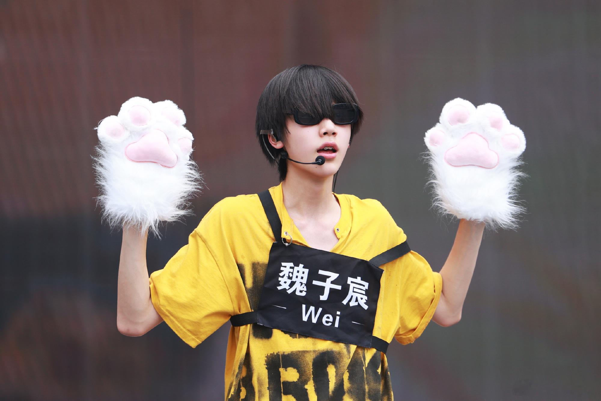 魏子宸戴猫咪手套彩排魏子宸青岛演唱会彩排照戴粉白猫咪手套好可爱🐱期待明天舞台
