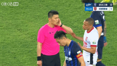 成都蓉城赢了却都在夸武汉三镇踢得好！第67分钟，罗慕洛挑向禁区，王康不得不放倒插