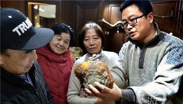 1990年，李大姐和她父亲去新疆游玩时，在地摊上花300元买了一颗珠子。之后，就