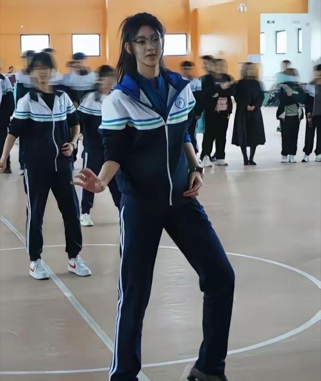 啊，谁懂？校服都穿出西装感了​​​