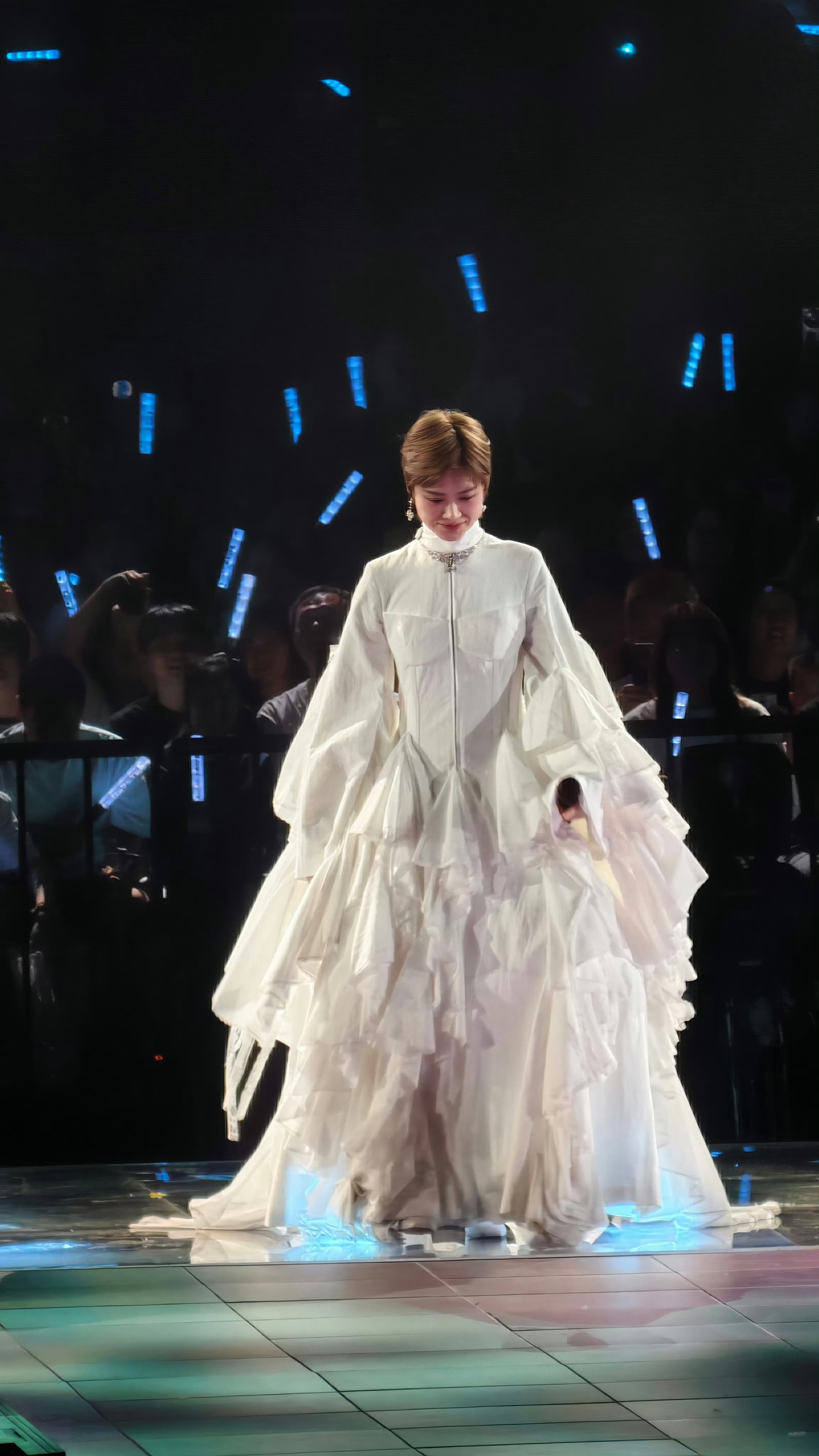 李宇春中古女爵李宇春一条裙子用了两千块布一亮相便惊艳四座🌟，两千块布赋予裙装