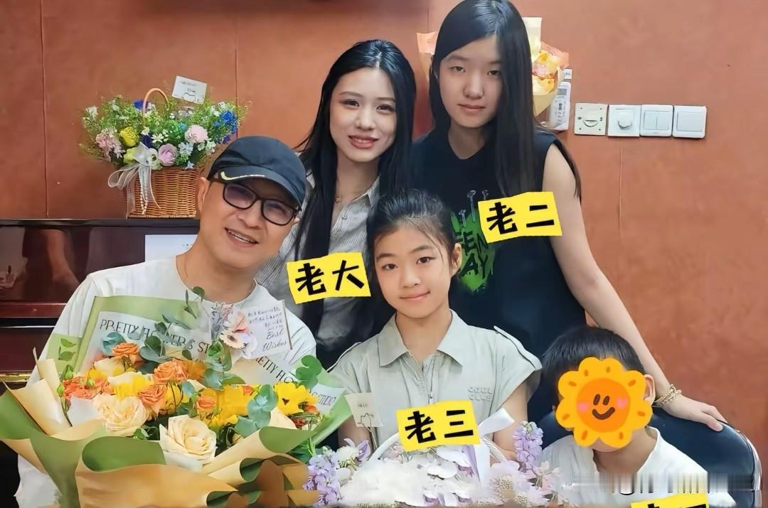 汪峰晒四娃全家福，为醒醒钢琴赛加油。汪峰罕见晒出与四个子女的合照，为参加钢琴比