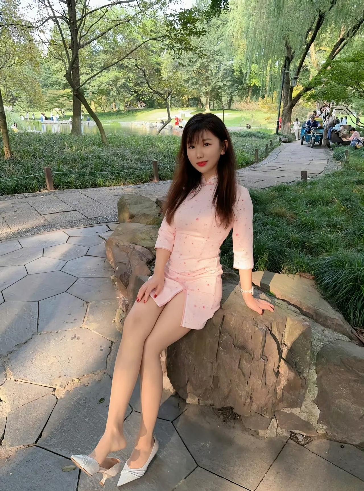 这套是温柔轻熟新中式风，核心是粉调改良旗袍：浅粉底色+细碎花纹自带温柔气质，开叉