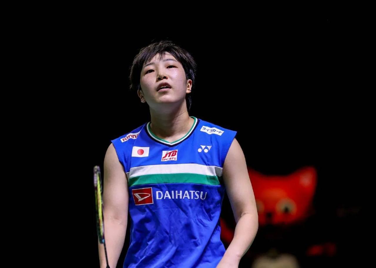 刚刚结束了一场2025年羽毛球年终总决赛女单小组赛第二轮，今年世锦赛女单冠军、世