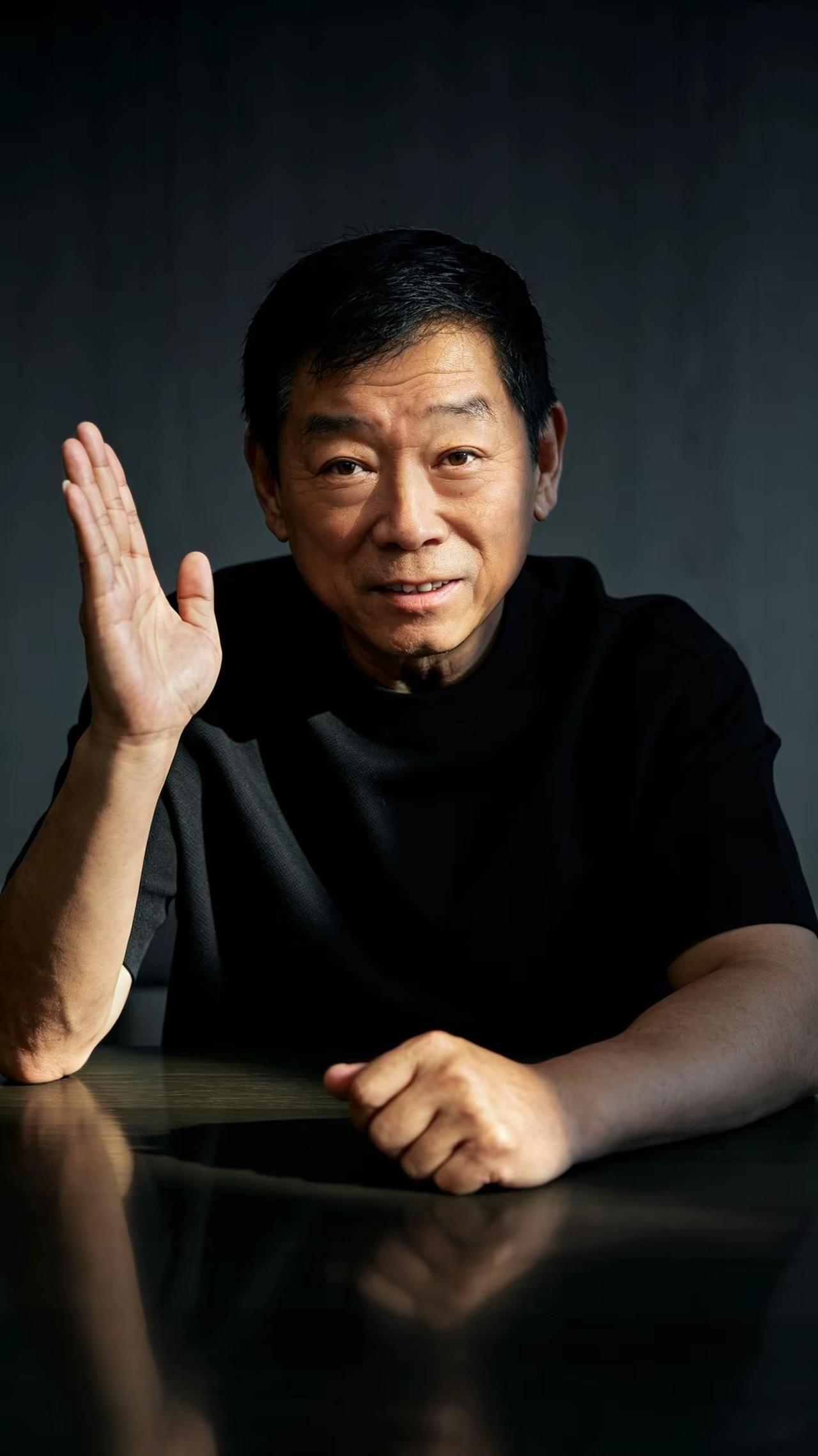这次给个正脸照吧？！终于有笑的镜头了，很难得